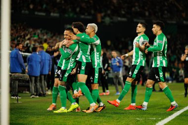 Antony, Abde Ezzalzouli Ez Abde ve Cucho Hernandez, Real Betis Balompie ve FC Barcelona (Maciej Rogowski / Ball Raw Images) takımları arasındaki LaLiga EA Sports maçında gol attıktan sonra kutlama yaparken görüldü.)