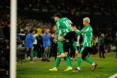 Antony, Abde Ezzalzouli Ez Abde ve Cucho Hernandez, Real Betis Balompie ve FC Barcelona (Maciej Rogowski / Ball Raw Images) takımları arasındaki LaLiga EA Sports maçında gol attıktan sonra kutlama yaparken görüldü.)