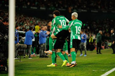 Antony, Abde Ezzalzouli Ez Abde ve Cucho Hernandez, Real Betis Balompie ve FC Barcelona (Maciej Rogowski / Ball Raw Images) takımları arasındaki LaLiga EA Sports maçında gol attıktan sonra kutlama yaparken görüldü.)