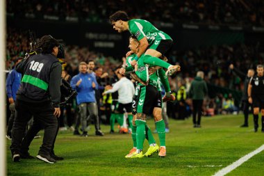 Antony ve Abde Ezzalzouli Ez Abde, Real Betis Balompie ve FC Barcelona (Maciej Rogowski / Ball Raw Images) takımları arasındaki LaLiga EA Sports maçında gol attıktan sonra kutlama yaparken görüldü.)