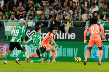 Marc Roca ve Roony Bardghji, Real Betis Balompie ve FC Barcelona (Maciej Rogowski / Ball Raw Images) takımları arasında LaLiga EA Sports maçında görüldü)