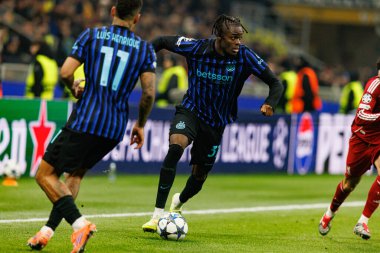 Yann Bisseck Şampiyonlar Ligi faz oyunu sırasında Internazionale Milano ve Liverpool FC (Maciej Rogowski / Ball Raw Images) arasında görüldü)