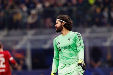 Alisson Becker Şampiyonlar Ligi faz oyunu sırasında Internazionale Milano ve Liverpool FC (Maciej Rogowski / Ball Raw Images) arasında görüldü)