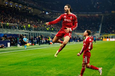 Alexis Mac Allister ve Dominik Szoboszlai Şampiyonlar Ligi 'nde Milano ve Liverpool FC (Maciej Rogowski / Ball Raw Images) arasında oynanan maçta gol attıktan sonra kutlama yaparken görüldü.)