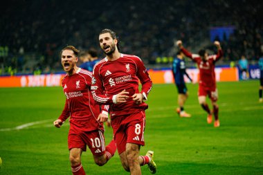 Alexis Mac Allister ve Dominik Szoboszlai Şampiyonlar Ligi 'nde Milano ve Liverpool FC (Maciej Rogowski / Ball Raw Images) arasında oynanan maçta gol attıktan sonra kutlama yaparken görüldü.)