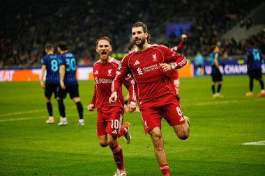 Alexis Mac Allister ve Dominik Szoboszlai Şampiyonlar Ligi 'nde Milano ve Liverpool FC (Maciej Rogowski / Ball Raw Images) arasında oynanan maçta gol attıktan sonra kutlama yaparken görüldü.)