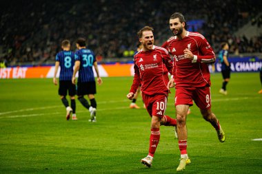 Alexis Mac Allister ve Dominik Szoboszlai Şampiyonlar Ligi 'nde Milano ve Liverpool FC (Maciej Rogowski / Ball Raw Images) arasında oynanan maçta gol attıktan sonra kutlama yaparken görüldü.)