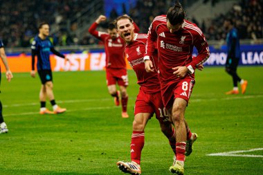 Alexis Mac Allister ve Dominik Szoboszlai Şampiyonlar Ligi 'nde Milano ve Liverpool FC (Maciej Rogowski / Ball Raw Images) arasında oynanan maçta gol attıktan sonra kutlama yaparken görüldü.)