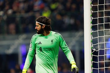 Alisson Becker Şampiyonlar Ligi faz oyunu sırasında Internazionale Milano ve Liverpool FC (Maciej Rogowski / Ball Raw Images) arasında görüldü)