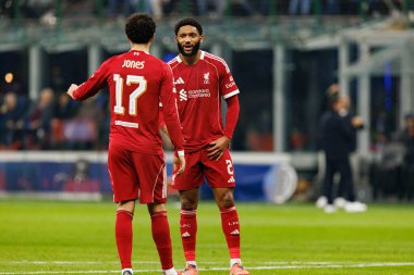 Curtis Jones ve Joe Gomez Şampiyonlar Ligi faz maçında Internazionale Milano ve Liverpool FC (Maciej Rogowski / Ball Raw Images) arasında görüldü.)