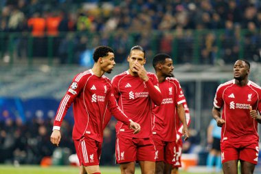 Hugo Ekitike ve Virgil van Dijk Şampiyonlar Ligi faz maçında Internazionale Milano ve Liverpool FC (Maciej Rogowski / Ball Raw Images) arasında görüldü)