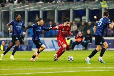 Piotr Zielinski ve Curtis Jones, Internazionale Milano ve Liverpool FC (Maciej Rogowski / Ball Raw Images) arasındaki Şampiyonlar Ligi faz maçında görüldü.)