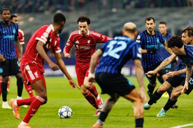 Curtis Jones Şampiyonlar Ligi faz maçında Internazionale Milano ve Liverpool FC (Maciej Rogowski / Ball Raw Images) arasında görüldü)