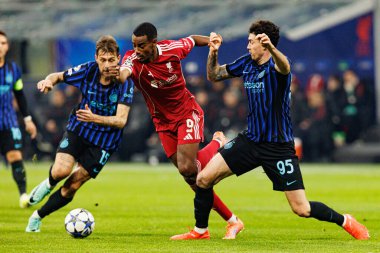 Fran Acerbi, Alexander Isak ve Alessandro Bastoni Şampiyonlar Ligi 'nde Internazionale Milano ve Liverpool FC (Maciej Rogowski / Ball Raw Images)