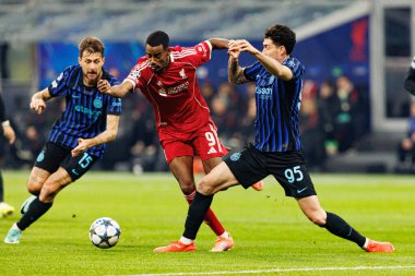 Fran Acerbi, Alexander Isak ve Alessandro Bastoni Şampiyonlar Ligi 'nde Internazionale Milano ve Liverpool FC (Maciej Rogowski / Ball Raw Images)