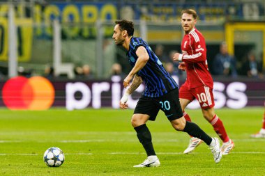 Hakan Calhanoğlu Şampiyonlar Ligi faz oyunu sırasında Internazionale Milano ve Liverpool FC (Maciej Rogowski / Ball Raw Images) arasında görüldü)