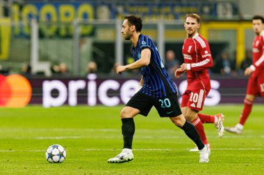 Hakan Calhanoğlu Şampiyonlar Ligi faz oyunu sırasında Internazionale Milano ve Liverpool FC (Maciej Rogowski / Ball Raw Images) arasında görüldü)