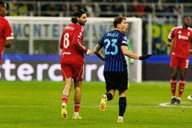 Dominik Szoboszlai ve Nicolo Barella Şampiyonlar Ligi faz maçında Internazionale Milano ve Liverpool FC (Maciej Rogowski / Ball Raw Images) arasında görüldüler)