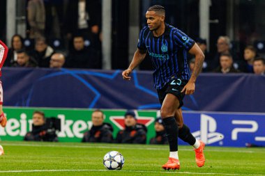 Manuel Akanji Şampiyonlar Ligi faz oyunu sırasında Internazionale Milano ve Liverpool FC (Maciej Rogowski / Ball Raw Images) arasında görüldü)
