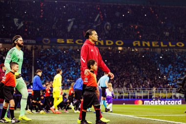 Virgil van Dijk, Internazionale Milano ve Liverpool FC (Maciej Rogowski / Ball Raw Images) arasında Şampiyonlar Ligi faz oyunu sırasında görüldü.)