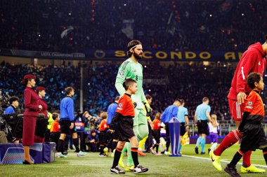 Alisson Becker Şampiyonlar Ligi faz oyunu sırasında Internazionale Milano ve Liverpool FC (Maciej Rogowski / Ball Raw Images) arasında görüldü)