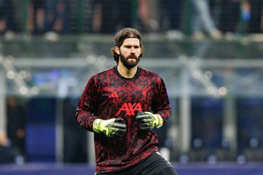 Alisson Becker Şampiyonlar Ligi faz oyunu sırasında Internazionale Milano ve Liverpool FC (Maciej Rogowski / Ball Raw Images) arasında görüldü)