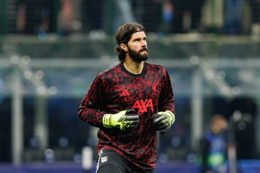 Alisson Becker Şampiyonlar Ligi faz oyunu sırasında Internazionale Milano ve Liverpool FC (Maciej Rogowski / Ball Raw Images) arasında görüldü)