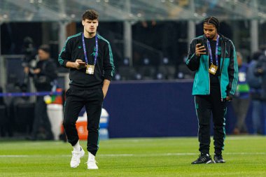 Milos Kerkez ve Rio Ngumoha Şampiyonlar Ligi faz maçında Internazionale Milano ve Liverpool FC (Maciej Rogowski / Ball Raw Images) arasında görüldü)