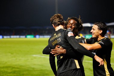 Marko Milovanoviç Marezi ve Davy Gui, FC Alverca ve CD Nacional (Maciej Rogowski / Ball Raw Images) takımları arasındaki Liga Portekiz maçında gol attıktan sonra kutlama yaparken görüldüler.)