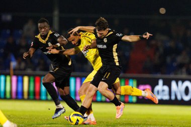 Sabit Abdulai, Chiheb Labidi ve Cedric Nuozzi Liga Portekiz maçında FC Alverca ve CD Nacional (Maciej Rogowski / Ball Raw Images) takımları arasında görüldü.)