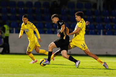 Cedric Nuozzi ve Leo Santos, Liga Portekiz maçı sırasında FC Alverca ve CD Nacional (Maciej Rogowski / Ball Raw Images) takımları arasında görüldü.)