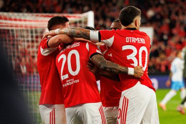 Benfica oyuncuları, SL Benfica ve SSC Napoli (Maciej Rogowski / Ball Raw Images) arasındaki Şampiyonlar Ligi faz maçında Richard Rios 'tan gol üstüne gol atarken görüldü.)