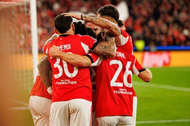 Benfica oyuncuları, SL Benfica ve SSC Napoli (Maciej Rogowski / Ball Raw Images) arasındaki Şampiyonlar Ligi faz maçında Richard Rios 'tan gol üstüne gol atarken görüldü.)