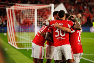 Benfica oyuncuları, SL Benfica ve SSC Napoli (Maciej Rogowski / Ball Raw Images) arasındaki Şampiyonlar Ligi faz maçında Richard Rios 'tan gol üstüne gol atarken görüldü.)