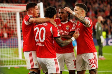 Benfica oyuncuları, SL Benfica ve SSC Napoli (Maciej Rogowski / Ball Raw Images) arasındaki Şampiyonlar Ligi faz maçında Richard Rios 'tan gol üstüne gol atarken görüldü.)