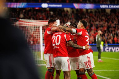 Benfica oyuncuları, SL Benfica ve SSC Napoli (Maciej Rogowski / Ball Raw Images) arasındaki Şampiyonlar Ligi faz maçında Richard Rios 'tan gol üstüne gol atarken görüldü.)