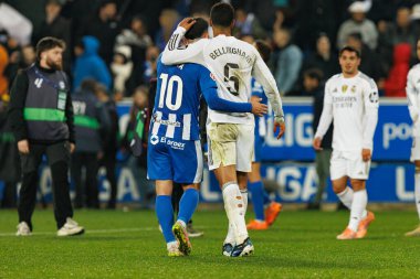 Carles Alena ve Jude Bellingham, LaLiga EA SPORTS maçı sırasında Mendizorroza 'daki Deportivo Alaves ve Real Madrid FC takımları arasında görüldü (Maciej Rogowski / Ball Raw Images)