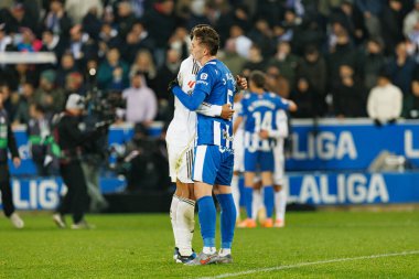 Jude Bellingham ve Jon Pacheco, LaLiga EA SPORTS maçı sırasında Mendizorroza 'daki Deportivo Alaves ve Real Madrid FC takımları arasında görüldü (Maciej Rogowski / Ball Raw Images)