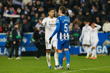 Jude Bellingham ve Jon Pacheco, LaLiga EA SPORTS maçı sırasında Mendizorroza 'daki Deportivo Alaves ve Real Madrid FC takımları arasında görüldü (Maciej Rogowski / Ball Raw Images)