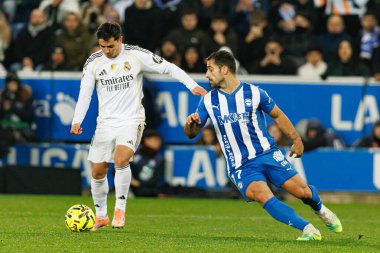 Brahim Diaz ve Jonny Otto, LaLiga EA SPORTS maçında Mendizorroza 'daki Deportivo Alaves ve Real Madrid FC takımları arasında görüldü (Maciej Rogowski / Ball Raw Images)