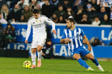 Brahim Diaz ve Jonny Otto, LaLiga EA SPORTS maçında Mendizorroza 'daki Deportivo Alaves ve Real Madrid FC takımları arasında görüldü (Maciej Rogowski / Ball Raw Images)