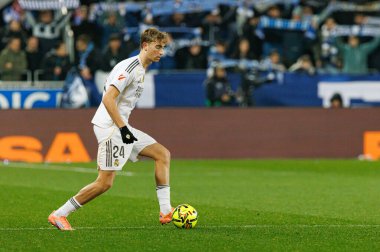 Dekan Huijsen, LaLiga EA SPORTS maçı sırasında Mendizorroza 'da Deportivo Alaves ve Real Madrid FC takımları arasında görüldü (Maciej Rogowski / Ball Raw Images)