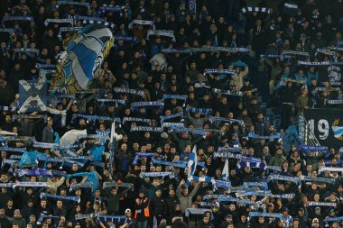 LaLiga EA SPORTS maçı sırasında Mendizorroza 'daki Deportivo Alaves ve Real Madrid FC takımları arasında görülen Deportivo Alaves taraftarları (Maciej Rogowski / Ball Raw Images))