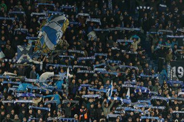 LaLiga EA SPORTS maçı sırasında Mendizorroza 'daki Deportivo Alaves ve Real Madrid FC takımları arasında görülen Deportivo Alaves taraftarları (Maciej Rogowski / Ball Raw Images))