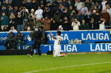 Mendizorroza 'daki Deportivo Alaves ve Real Madrid FC (Maciej Rogowski / Ball Raw Images) takımları arasında LaLiga EA SPORTS maçından gol üstüne gol atarken Rodrygo Goes kutlanıyor)