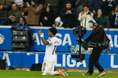 Mendizorroza 'daki Deportivo Alaves ve Real Madrid FC (Maciej Rogowski / Ball Raw Images) takımları arasında LaLiga EA SPORTS maçından gol üstüne gol atarken Rodrygo Goes kutlanıyor)