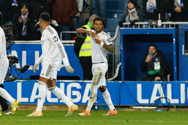 Kylian Mbappe ve Rodrygo, Mendizorroza 'daki Deportivo Alaves ve Real Madrid FC takımları arasında oynanan LaLiga EA SPORTS maçından gol üstüne gol atarken görülüyor (Maciej Rogowski / Ball Raw Images))