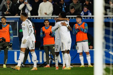 Rodrygo Goes ve Vinicius Junior, LaLiga EA SPORTS maçında Mendizorroza 'daki Deportivo Alaves ve Real Madrid FC takımları arasında gol üstüne gol atarken görüldü (Maciej Rogowski / Ball Raw Images)