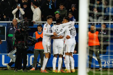 Real Madrid 'in oyuncuları LaLiga EA SPORTS maçında Mendizorroza' daki Deportivo Alaves ve Real Madrid FC takımları arasında Rodrygo Goes 'ten gol üstüne gol atarken görüldü (Maciej Rogowski / Ball Raw Images)