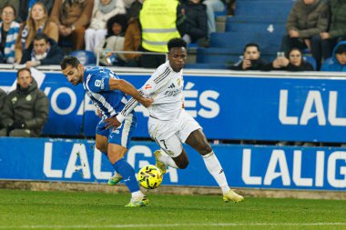 Jonny Otto ve Vinicius Junior, LaLiga EA SPORTS maçında Mendizorroza 'daki Deportivo Alaves ve Real Madrid FC takımları arasında görüldü (Maciej Rogowski / Ball Raw Images)